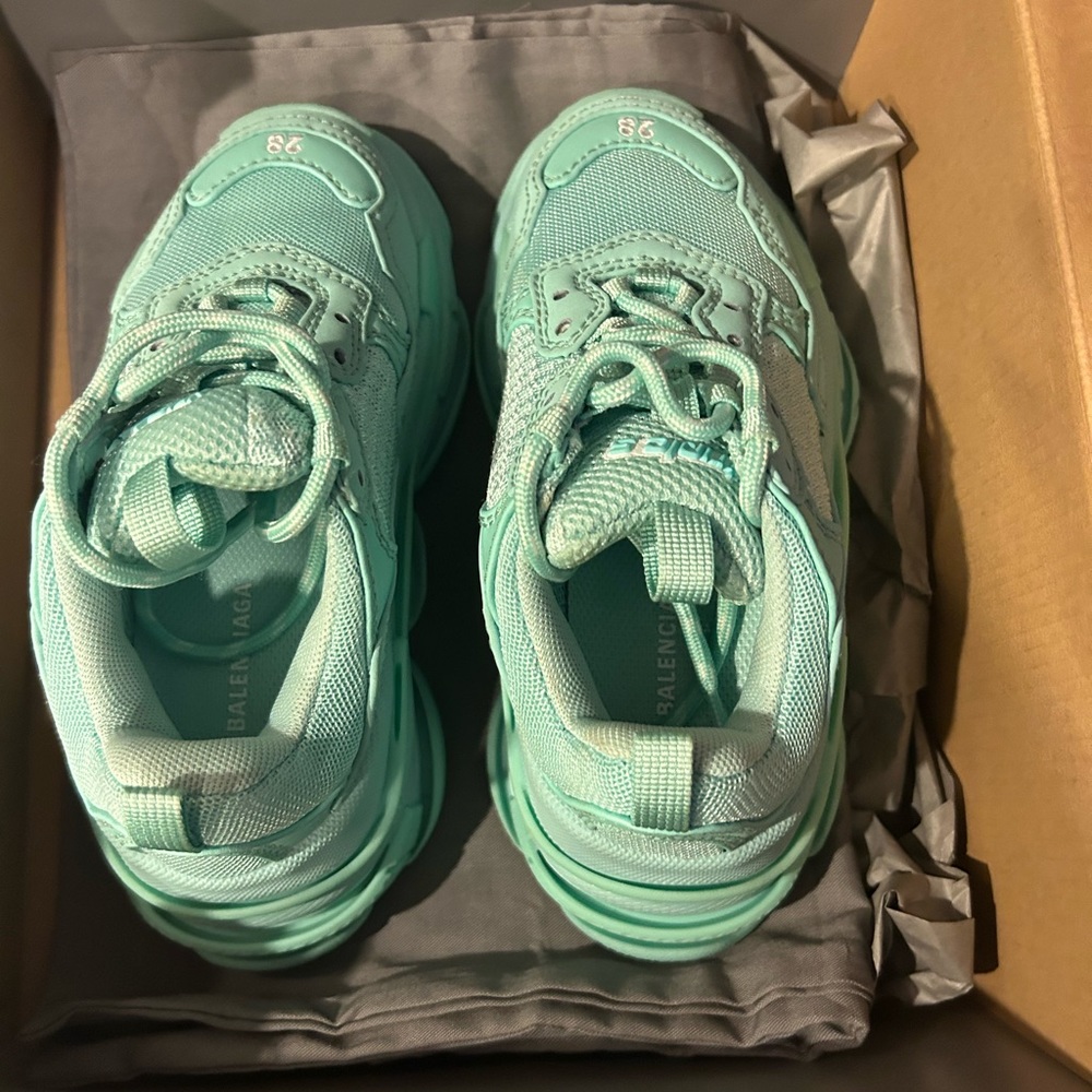 In brand new condition, still have box & dust bag